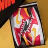 ⁦AIR JORDAN 1 RETRO HIGH OG LIGHT FUSION RED⁩ – תמונה ⁦6⁩