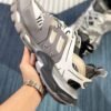 ⁦נעל ספורט לגברים ולנשים של בלנסיאגה Balenciaga Track Trainer 'Grey White'⁩ – תמונה ⁦3⁩