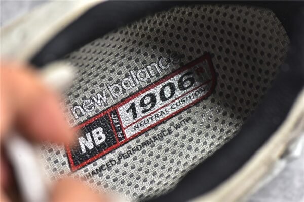 ⁦NB (NEW Balance) 1906D PROTECTION PACK RUNNING SHOES TURTLEDOVE/BLACK/BONE M1906DB⁩ – תמונה ⁦4⁩