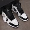 ⁦נייק אייר ג'ורדן 1 רטרו אמצע 'טוקסידו' - Nike Air Jordan 1 Mid Tuxedo’⁩ – תמונה ⁦5⁩