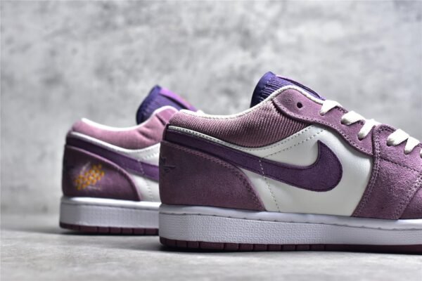 ⁦Nike AIR JORDAN 1 LOW INTERNATIONAL WOMEN'S DAY AMETHYST WAVE/CANYON PURPLE/OLIVE AURA DR8057-500⁩ – תמונה ⁦11⁩