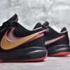 ⁦Nike LEBRON 20 TRINITY BLACK/BLACK/UNIVERSITY RED/UNIVERSITY GOLD/LIGHT SMOKE GREY DJ5423-001⁩ – תמונה ⁦13⁩