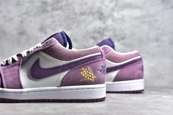 ⁦Nike AIR JORDAN 1 LOW INTERNATIONAL WOMEN'S DAY AMETHYST WAVE/CANYON PURPLE/OLIVE AURA DR8057-500⁩ – תמונה ⁦13⁩