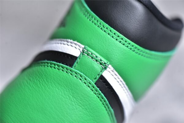 ⁦Nike AIR JORDAN 1 RETRO HIGH OG BLACK/LUCKY GREEN/WHITE DZ5485-031⁩ – תמונה ⁦6⁩