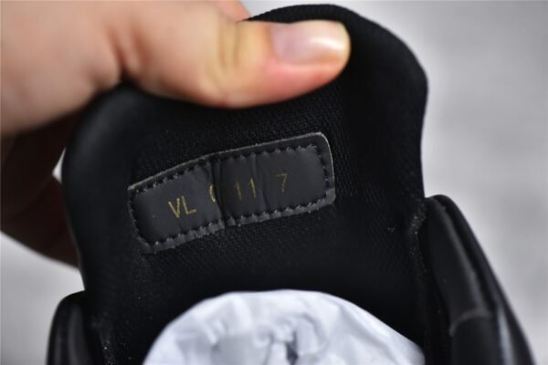 ⁦LOUIS VUITTON (LV) TRAINER 2021SS SNEAKERS BLACK/WHITE/SILVER⁩ – תמונה ⁦5⁩
