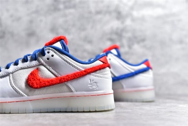 ⁦Nike SB DUNK LOW YEAR OF THE RABBIT WHITE RABBIT CANDY WHITE/CRIMSON/VARSITY ROYAL/SAIL FD4203-161⁩ – תמונה ⁦13⁩