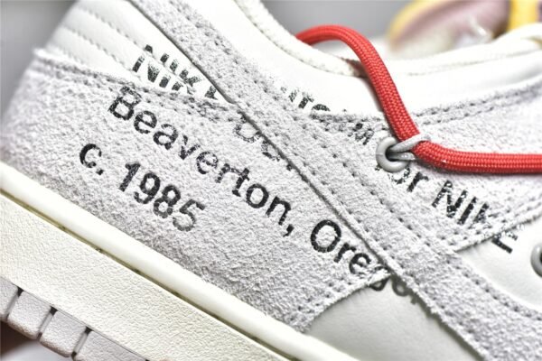 ⁦Nike OFF-WHITE X SB DUNK LOW LOT 33 OF 50 SAIL/NEUTRAL GREY/CHILE RED DJ0950-118⁩ – תמונה ⁦4⁩
