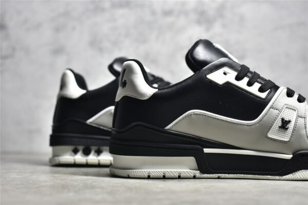 ⁦LOUIS VUITTON (LV) TRAINER 2021SS SNEAKERS BLACK/WHITE/SILVER⁩ – תמונה ⁦11⁩