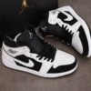 ⁦נייק אייר ג'ורדן 1 רטרו אמצע 'טוקסידו' - Nike Air Jordan 1 Mid Tuxedo’⁩ – תמונה ⁦9⁩