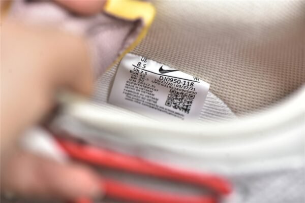 ⁦Nike OFF-WHITE X SB DUNK LOW LOT 33 OF 50 SAIL/NEUTRAL GREY/CHILE RED DJ0950-118⁩ – תמונה ⁦2⁩