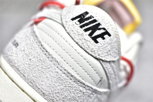 ⁦Nike OFF-WHITE X SB DUNK LOW LOT 33 OF 50 SAIL/NEUTRAL GREY/CHILE RED DJ0950-118⁩ – תמונה ⁦5⁩