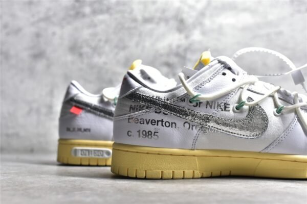 ⁦Nike OFF-WHITE X SB DUNK LOW LOT 01 OF 50 WHITE/METALLIC SILVER/BUTTER DM1602-127⁩ – תמונה ⁦2⁩