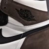 ⁦נייק אייר ג'ורדן 1 רטרו גבוה OG 'מוקה כהה' - Nike Air Jordan 1 Retro High OG 'Dark Mocha'⁩ – תמונה ⁦4⁩