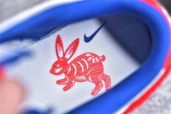 ⁦Nike SB DUNK LOW YEAR OF THE RABBIT WHITE RABBIT CANDY WHITE/CRIMSON/VARSITY ROYAL/SAIL FD4203-161⁩ – תמונה ⁦3⁩